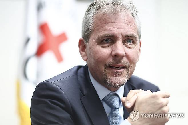 인터뷰하는 니콜라이 반 악스 ICRC 중동 본부장 (서울=연합뉴스) 윤동진 기자 = 니콜라이 반 악스 국제적십자위원회(ICRC) 중동 지역 본부장이 9일 서울 중구 ICRC 한국사무소에서 연합뉴스와 인터뷰를 하고 있다. 2026.2.10 mon@yna.co.kr