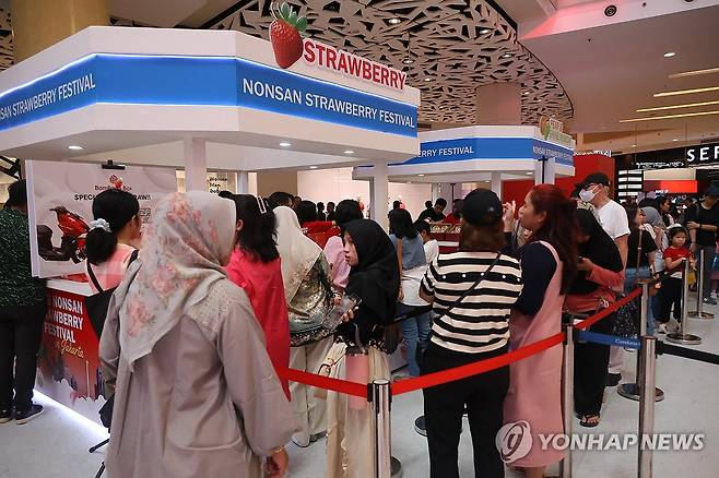 논산시 농식품 해외박람회 열기 '후끈' (자카르타=연합뉴스) 이주형 기자 = '2026 논산시 농식품 해외박람회'가 열리고 있는 인도네시아 자카르타 '간다리아 시티몰'이 7일 딸기를 사러 온 방문객들로 붐비고 있다. 2026.2.7 coolee@yna.co.kr
