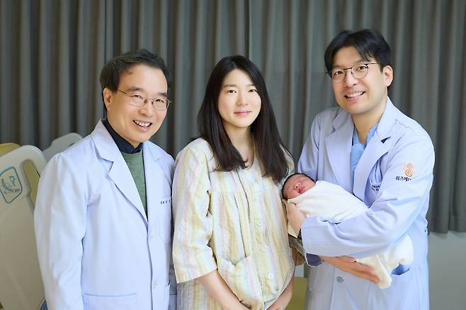 (왼쪽부터) 이기호 원장, 정씨, 이지훈 원장 [쉬즈메디 병원 제공. 재판매 및 DB 금지]