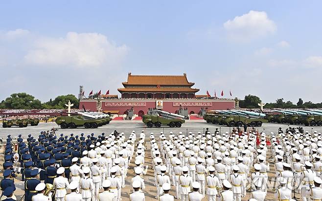 중국 전승절 80주년 열병식에서 선보인 무기들 지난해 9월3일 베이징 톈안먼 광장에서 열린 전승절 80주년 기념 열병식 모습. 2026. 2.10 [신화=연합뉴스 자료사진]