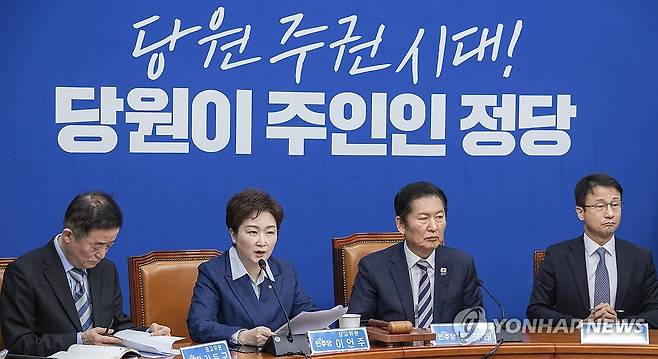 최고위에서 발언하는 이언주 최고위원 (서울=연합뉴스) 황광모 기자 = 더불어민주당 이언주 최고위원이 9일 국회에서 열린 최고위원회의에서 발언하고 있다. 026.2.9 hkmpooh@yna.co.kr