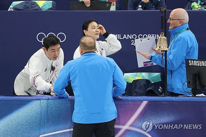 심판진과 대화 나누는 대한민국 코치들 (밀라노=연합뉴스) 서대연 기자 = 10일(현지시간) 이탈리아 밀라노 아이스스케이팅 아레나에서 열린 2026 밀라노ㆍ코르티나담페초 동계올림픽 쇼트트랙 혼성계주 준결승에서 김길리가 미국팀과 충돌해 넘어지자 경기가 끝난 뒤 김민정 코치가 심판진과 대화를 나누고 있다. 2026.2.10 dwise@yna.co.kr