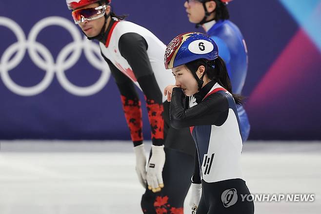 김길리 '진한 아쉬움' (밀라노=연합뉴스) 서대연 기자 = 10일(현지시간) 이탈리아 밀라노 아이스스케이팅 아레나에서 열린 2026 밀라노ㆍ코르티나담페초 동계올림픽 쇼트트랙 혼성계주 준결승에서 미국팀과 충돌해 넘어진 한국 김길리가 경기가 끝난 뒤 아쉬워하고 있다. 2026.2.10 dwise@yna.co.kr