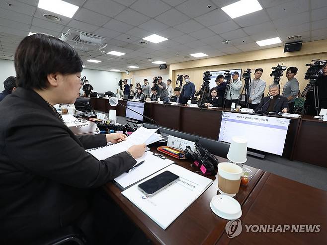 의대 증원은? (서울=연합뉴스) 서명곤 기자 = 지난 6일 서울 서초구 건강보험심사평가원 전문가자문회의장에서 열린 제6차 보건의료정책심의위원회에서 정은경 보건복지부 장관이 발언을 하고 있다. 2026.2.6 seephoto@yna.co.kr