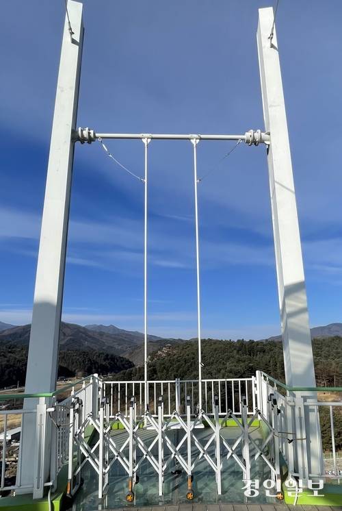 가평군 ‘목동근린공원전망대 ’정상에 설치된 하늘 그네 입구가 폐쇄된 채 자물쇠로 굳게 잠겨있다. 가평/김민수기자 kms@kyeongin.com