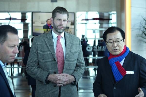 11일 도널드 트럼프 미국 대통령의 차남인 에릭 트럼프 트럼프그룹 총괄부사장이 하남 유니온타워 전망대에서 이현재 시장으로부터 K-컬처 콤플렉스에 대한 설명을 듣고 있다. 2026.2.11 /하남시 제공