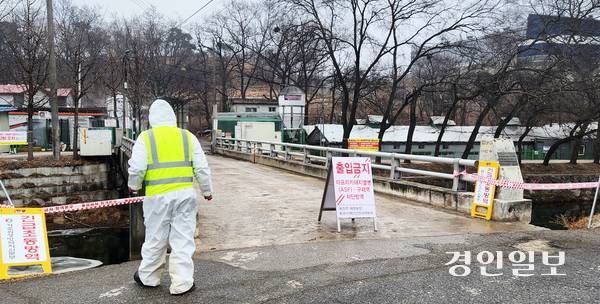 11일 최근 아프리카돼지열병이 발생한 화성시의 한 돼지농장 입구에 전염병 확산을 막기 위한 출입금지 안내문이 놓여 있다. 2026.2.11 /김형욱기자 uk@kyeongin.com