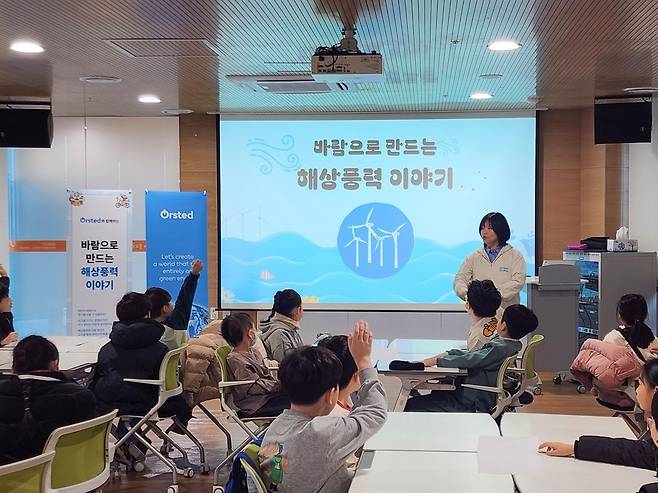 ▲ 오스테드 관계자가 지난 10일 인천 연수구 송도국제도서관에서 초등학생을 대상으로 '바람으로 만드는 해상풍력 이야기' 교육 프로그램을 진행하고 있다. /사진제공=오스테드