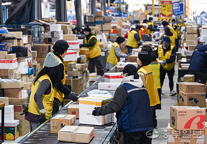 민족 대명절인 설을 앞두고 물류업계가 비상근무 체계에 돌입한 가운데 10일 오전 용인시 기흥구 한 택배 물류센터에서 관계자들이 한가득 쌓인 택배를 분류하고 있다. 임채운기자
