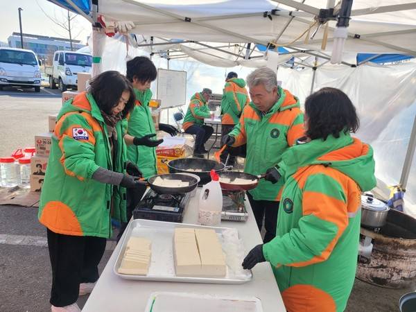 ▲ 음성군 맹동면 자율방재단원들이 맹동면 공장 화재 현장에서 식사 준비 및 배식 봉사를 진행하고 있다. 음성군 제공