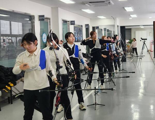 최근 찾은 광주광역시 광산구 광주여대 양궁부 훈련장. 사진은 과녁을 향해 활을 쏘며 훈련하는 광주여대 양궁부 선수들. 이정준 기자