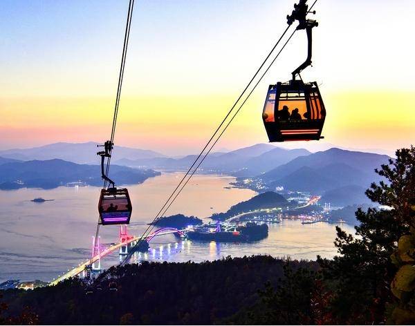 삼천포대교와 사천바다케이블카. / 사천시