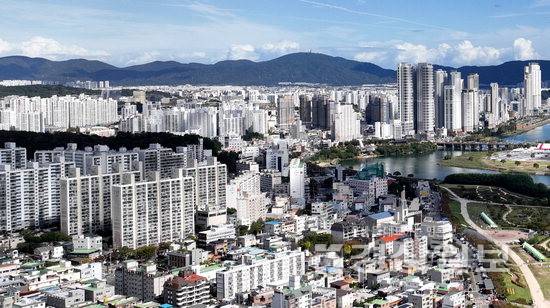 ▲ 울산지역 부동산 시장이 기지개를 켜고, 정부 부동산 대책 영향으로 기대감이 높아지면서, 울산의 아파트 입주전망지수도 석달 연속 기준선인 '100'을 유지하는 등 호조세가 이어지고 있다. 사진은 아파트가 밀집한 울산시 중구지역 모습. 사진은 기사와 무관함. 경상일보 자료사진