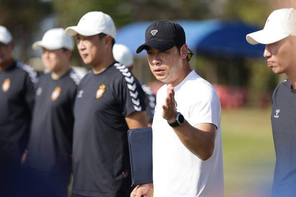 배성재 경남FC 감독이 태국 치앙마이에서 진행되는 전지훈련에서 선수들에게 전술 내용을 지시하고 있다. /경남FC