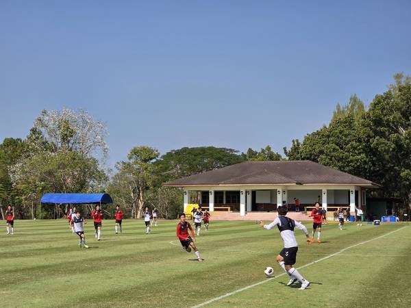 경남FC 선수단이 4일 태국 치앙마이 한 리조트 운동장에서 자체 연습경기를 하고 있다. /박신 기자
