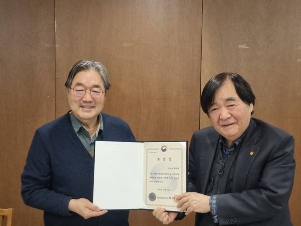 10일 김종회(왼쪽) 한국문학관협회장이 최동호 창원시김달진문학관 수탁기관장(시사랑문화인협의회 회장)에게 표창을 전달하고 있다. /창원시김달진문학관