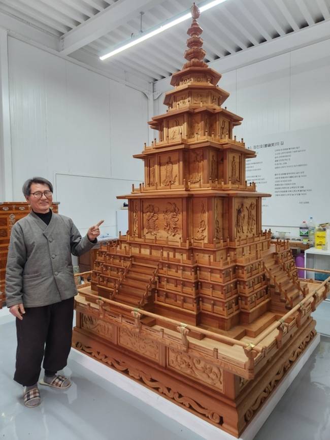 경상남도 무형유산 소목장 정진호 보유자가 1월 30일 자신의 작업실인 진주 단원공방에서 대표작 '사방불오층목탑'을 설명하고 있다. /류민기 기자