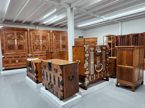 경상남도 무형유산 소목장 정진호 보유자의 작품이 전시돼 있다. /류민기 기자