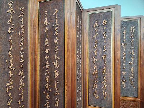 경상남도 무형유산 소목장 정진호 보유자의 작품 '일타 큰스님 글씨 10폭 병풍'. /류민기 기자