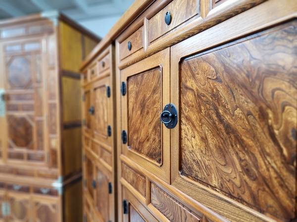 경상남도 무형유산 소목장 정진호 보유자의 작품이 전시돼 있다. /류민기 기자