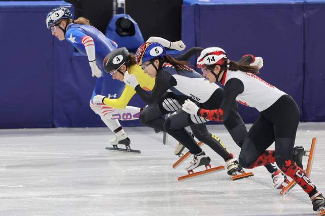 최민정(5번)이 10일 이탈리아 밀라노 아이스스케이팅 아레나에서 열린 2026 밀라노 동계 올림픽 쇼트트랙 혼성계주 준결승에 첫 주자로 출전, 출발하고 있다. 연합뉴스