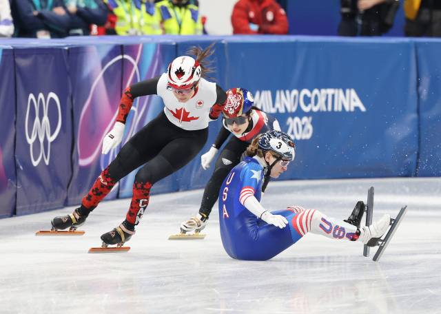 김길리(맨 뒤)가 10일 이탈리아 밀라노 아이스스케이팅 아레나에서 열린 2026 밀라노 동계 올림픽 쇼트트랙 혼성계주 준결승 도중 미국의 코린 스토더드(3번)와 충돌하고 있다. 연합뉴스