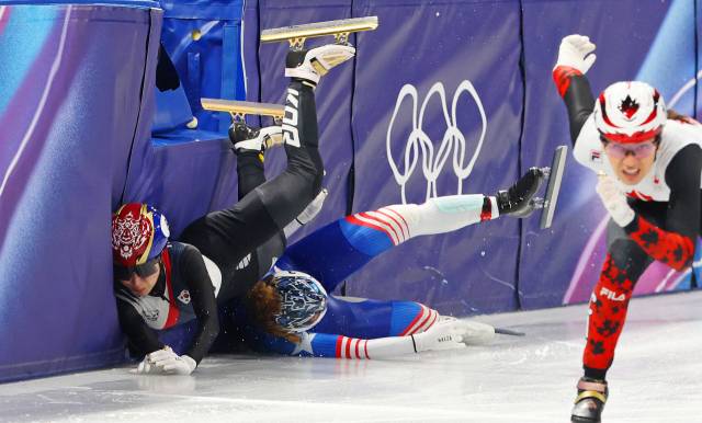 김길리가 10일 이탈리아 밀라노 아이스스케이팅 아레나에서 열린 2026 밀라노 동계 올림픽 쇼트트랙 혼성계주 준결승 도중 미국의 코린 스토더드와 충돌해 넘어지고 있다. 연합뉴스