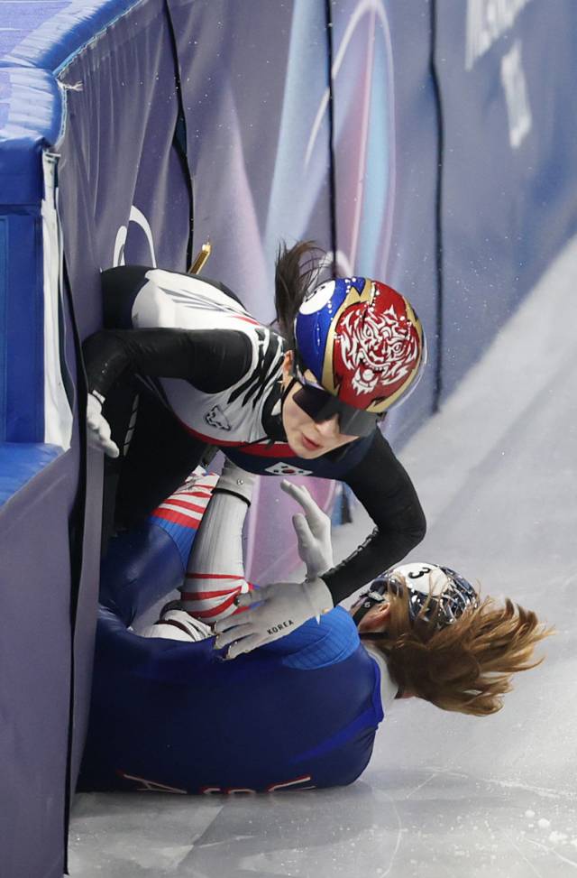 김길리가 10일 이탈리아 밀라노 아이스스케이팅 아레나에서 열린 2026 밀라노 동계 올림픽 쇼트트랙 혼성계주 준결승 도중 미국의 코린 스토더드를 피하지 못해 충돌한 뒤 넘어지고 있다. 연합뉴스