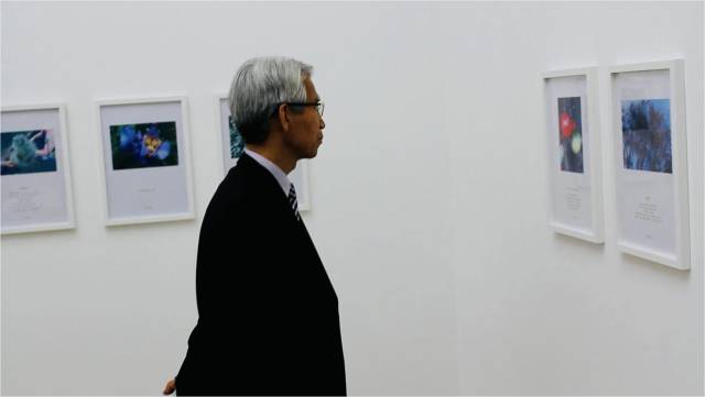 윤근 씨가 전시된 기록물들을 바라보고 있다. 공간리상춘 제공