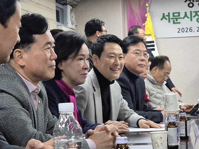 국민의힘 장동혁 대표가 11일 대구 중구 서문시장을 방문해 상인 간담회를 열고 상인회 의견을 청취하고 있다.