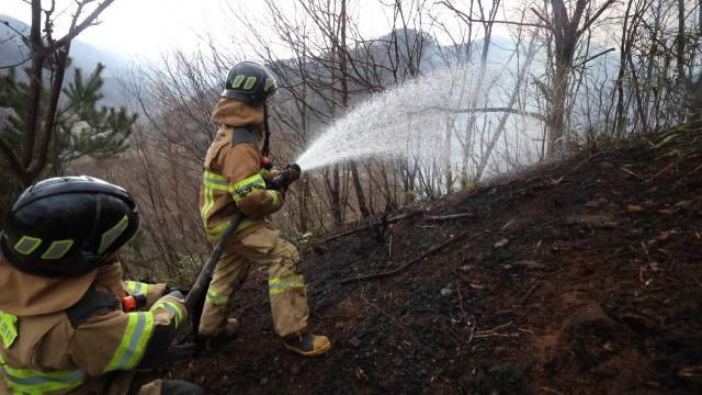 119 소방대원이 경남 산청군 시천면 동당리 한 산에서 산불을 진화하고 있다. 연합뉴스