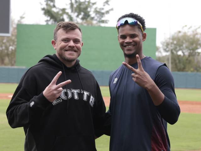 올 시즌 롯데가 영입한 외국인 투수 비슬리(왼쪽)와 로드리게스. 타이난(대만)=정대현 기자 jhyun@