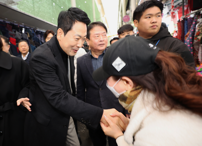 ▲ 11일 장동혁 국민의힘 대표가 대구 중구 서문시장을 방문해 한 시민 악수하고 있다.