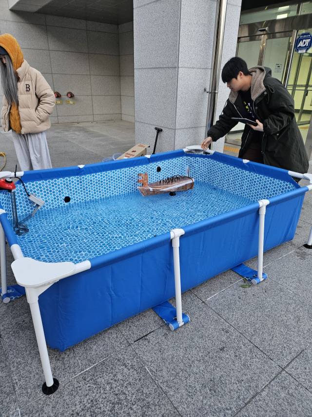 지난 1월 열린 ‘TUG Battle Space 2025-The Ocean(소형 자율운항 무인보트 경진대회)’에 앞서 참가 학생들이 실습하고 있다.