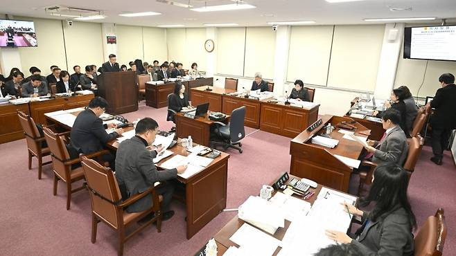 제주도의회 문화관광체육의원회(위원장 고태민)는 11일 446회 임시회에서 집행부를 상대로 질의하고 있다.