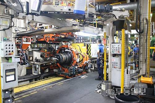 금호타이어 광주공장 재가동을 위해 1공장 내 성형기를 시험가동하는 모습. 금호타이어 제공