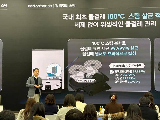 문종승 삼성전자 DA사업부 개발팀장(부사장)이 11일 삼성 강남에서 2026년형 신제품 로봇청소기 '비스포크 AI 스팀'에 대해 소개하고 있다. [사진=김나윤 기자]