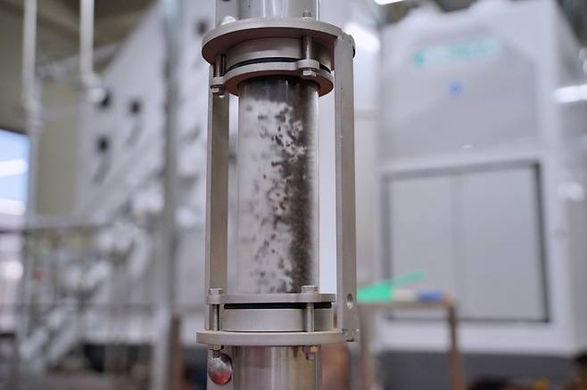 신형 위노어에서 분리돼 올라가는 카카오빈./사진=롯데웰푸드