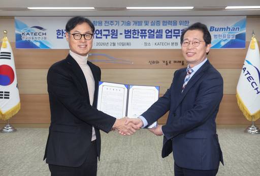 진종욱 한국자동차연구원 원장(왼쪽)과 황정태 범한퓨얼셀 대표가 지난 10일 한자연 본원에서 '액화수소 활용 전주기 기술개발 및 실증 협력을 위한 업무협약'을 체결한 후 기념촬영하고 있다. /사진=한자연