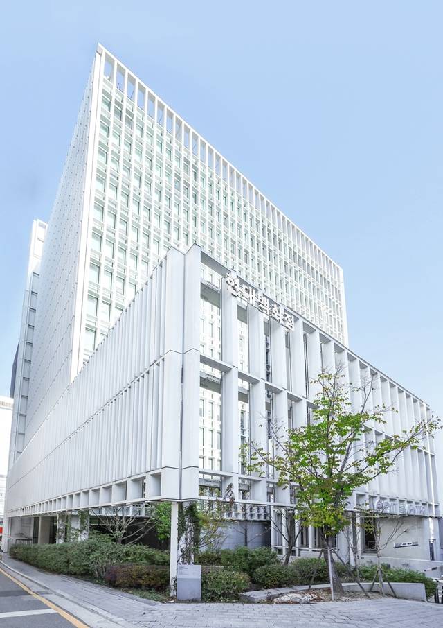현대백화점그룹이 지배구조 개편과 주주가치 제고를 동시에 추진한다. 지주회사인 현대지에프홀딩스가 중간 지주회사인 현대홈쇼핑을 100% 완전 자회사로 편입해 중복상장 구조를 해소하고, 그룹 차원에서 대규모 자사주 소각에 나서기로 했다. 사진은 현대백화점 사옥 전경.(현대백화점 제공)