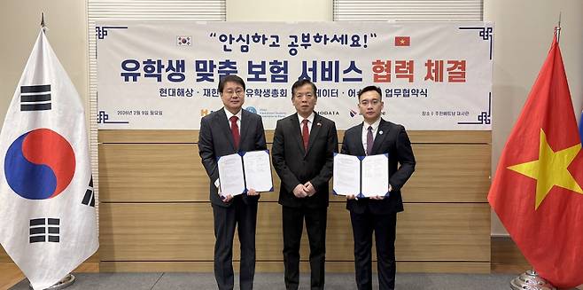 유영철 현대해상 기업영업2본부장 상무(왼쪽)와 우옌 쩐 훙 재한베트남유학생총회 응 회장(오른쪽), 부호 주한베트남대사(가운데)가 9일 서울시 종로구 주한베트남대사관에서 업무협약을 맺고 기념촬영을 하고 있다. [사진=현대해상]