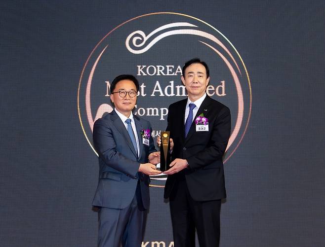 조대규 교보생명 대표이사 사장(오른쪽)과 한수희 한국능률협회컨설팅 대표이사 사장이 지난 10일 서울시 영등포구 콘래드호텔에서 기념 촬영을 하고 있다. [사진=교보생명]