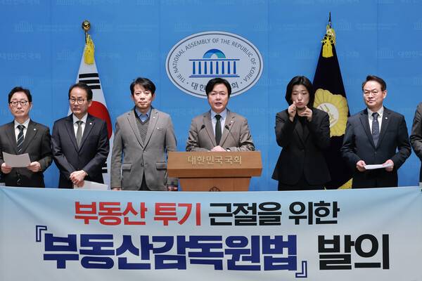 국회 정무위원회 여당 간사인 더불어민주당 강준현 의원과 김현정 의원 등 민주당 정무위원들이 10일 국회 소통관에서 부동산감독원법 발의 기자회견을 하고 있다. 2026.2.10. 연합뉴스