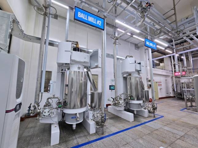 롯데웰푸드 양산공장 BTC라인에 도입된 볼밀./사진=롯데웰푸드 제공