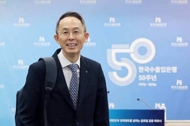황기연 한국수출입은행장이 11일 서울 중구 은행회관에서 열린 취임 100일 기자간담회에서 발언 전 취재진을 향해 인사하고 있다.(사진=연합뉴스)