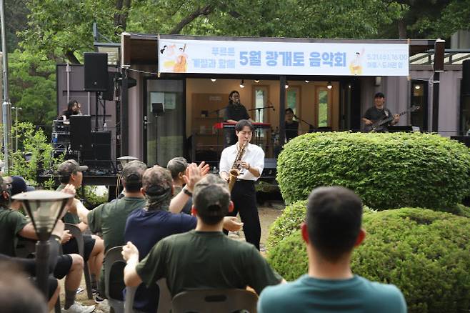 공동주택에서 열린 경기아트센터의 공연 장면.(사진=경기아트센터)