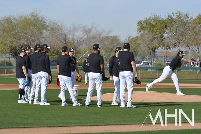 (시카고 화이트삭스 투수들이 11일(한국시간) 미국 애리조나주 스프링캠프에서 수비훈련을 하고 있다. 페디는 메디컬체크 때문에 아직 이곳에 입소하지 못했다.)