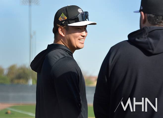 (시카고 화이트삭스 무라카미가 타격훈련에 앞서 동료들과 담소를 나누고 있다)