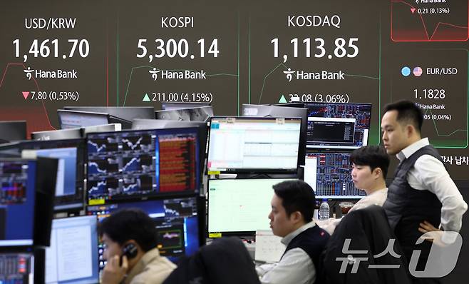 코스피가 상승 출발한 지난 9일 서울 중구 하나은행 본점 딜링룸 전광판에 증시 시황이 표시되어 있다. 2026.2.9 ⓒ 뉴스1 최지환 기자