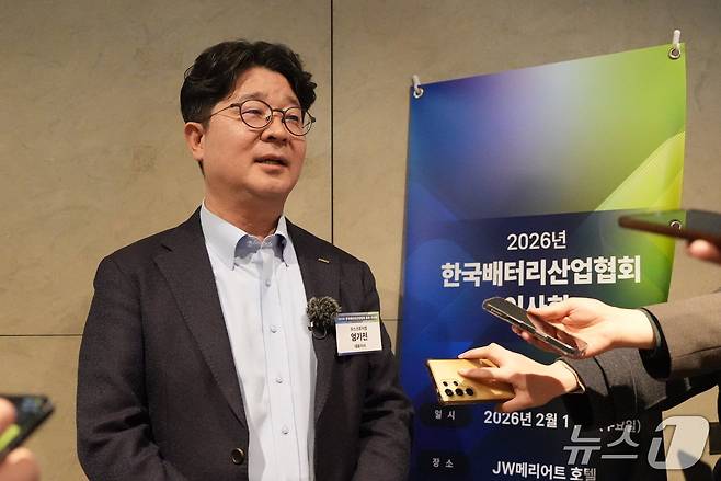 엄기천 신임 한국배터리산업협회 협회장이 11일 서울 서초구 JW 메리어트 호텔에서 열린 협회 이사회·총회가 끝난 뒤 취재진과 대화하는 모습(포스코퓨처엠 제공)